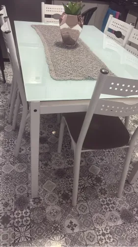 Mesa branca de vidro leitoso com 6 cadeiras