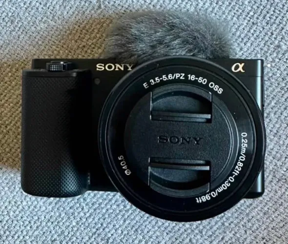 Câmera Sony ZV-E10 com lente 16-50 mm