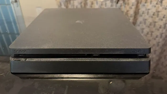 PS4 slim 1TB com um controle e 10 jogos