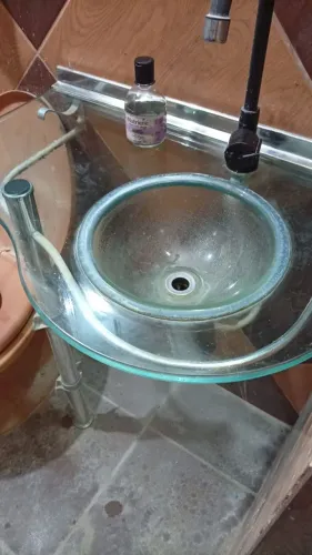 Lavatório de acrílico