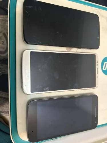 Lote com 3 celulares Motorola para peças