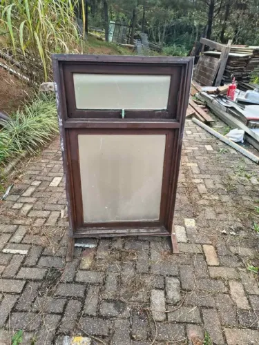 Vendo janela de madeira com basculante