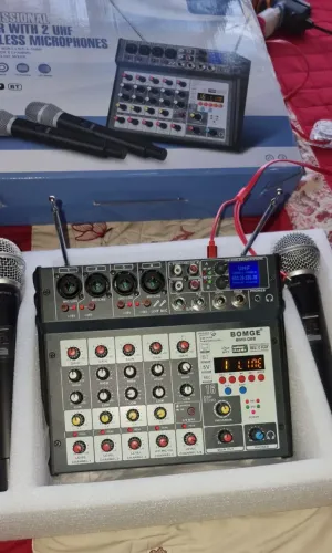 Mesa de Som Profissional Mixer, 2 Microfone Sem Fio Embutidos Pen-drive Bluetooth