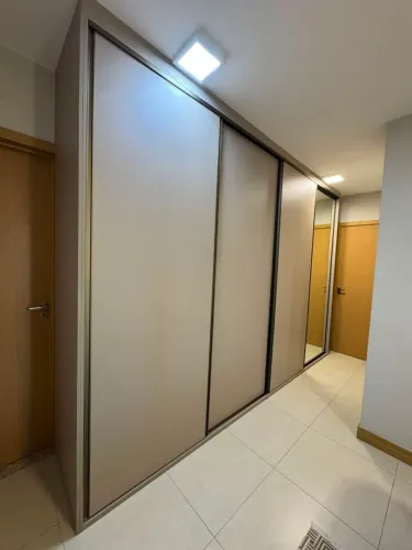 Guarda-Roupa Planejado Alto Padrão com Espelho e Porta de Correr