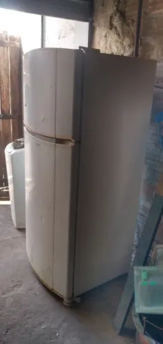 Geladeira Consul danificado.