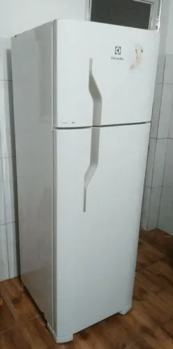 Geladeira dúplex Electrolux 900,00