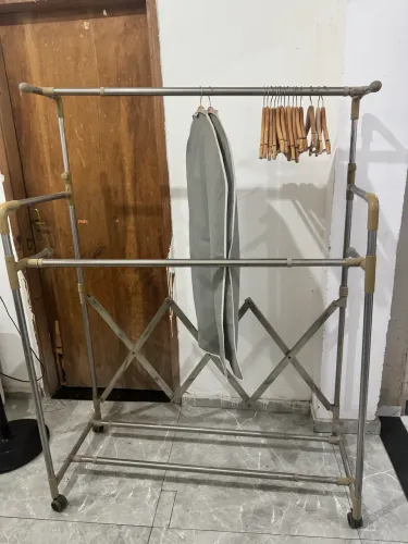 Cabideiro arara cromado para roupas com rodinha