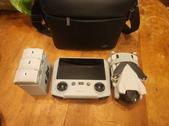 Drone DJI Mini 3 Fly More Combo 4K + Controle DJI RC novo 