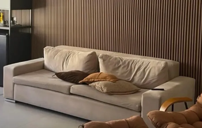 Vendo sofá e mesa com 06 cadeiras 