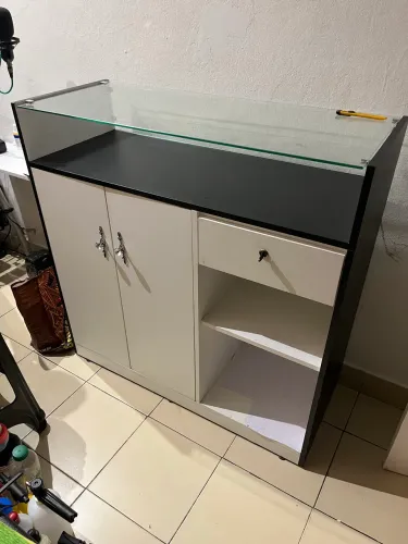 Balcão expositor em vidro e MDF