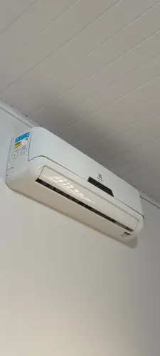 Ar Condicionado Split Electrolux 12.000 BTUs (220V) - Perfeito Estado