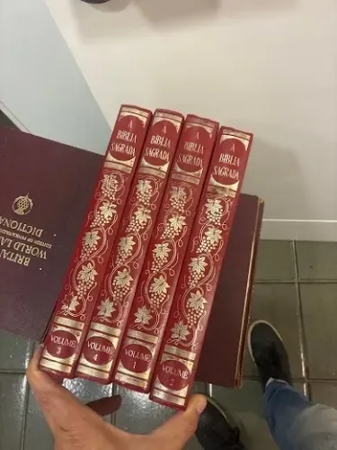 Conjunto raro Bíblia Sagrada em 4 volumes