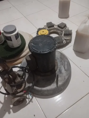 Maquina Polidora de Piso com Kit de escovas e discos e Kit de materiais