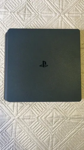 PS4 + 3 controles + carregador e cabos ? R$ 1.600