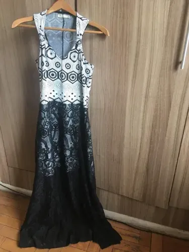 Vestido de festa longo com renda floral