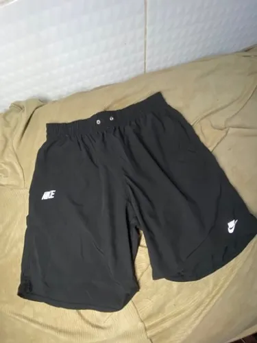 Short da Nike que reflete com a luz 
