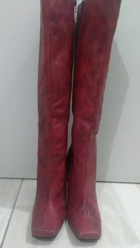 Bota cano alto, em couro legítimo (Imitação couro cobra ) Importada.