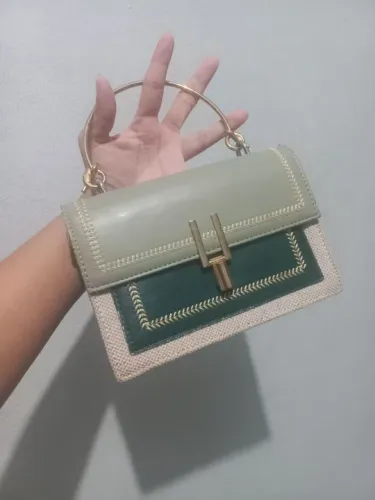 Bolsa elegante com verde com detalhes dourados