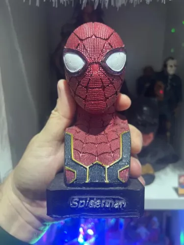 Estátua do Homem-Aranha em resina