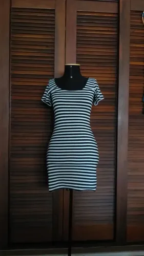 Vestido listrado preto e branco Youcom
