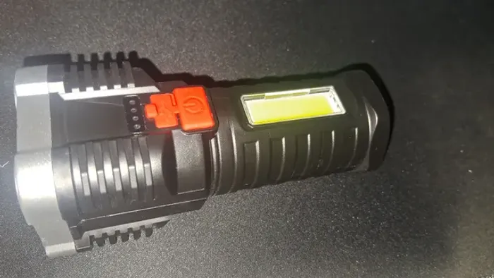 ÚLTIMO PRA ACABAR!! Lanterna da mão Portátil MULTIFUNCIONAL COM LUZ FORTE!!