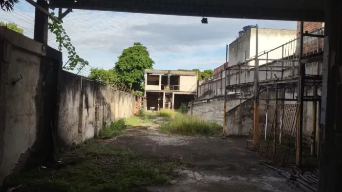 Ótimo prédio com terreno na rua Cândido Benício Campinho