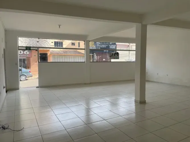 Apartamento com uma loja térreo