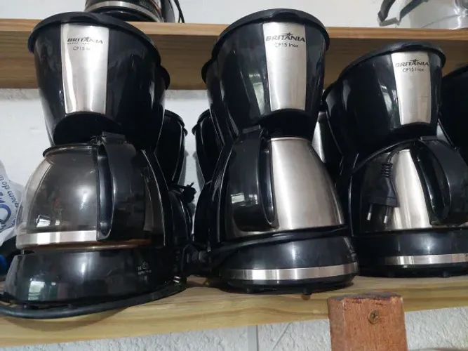 Cafeteira semi nova para 15 cafés.