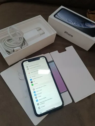 iPhone XR na caixa