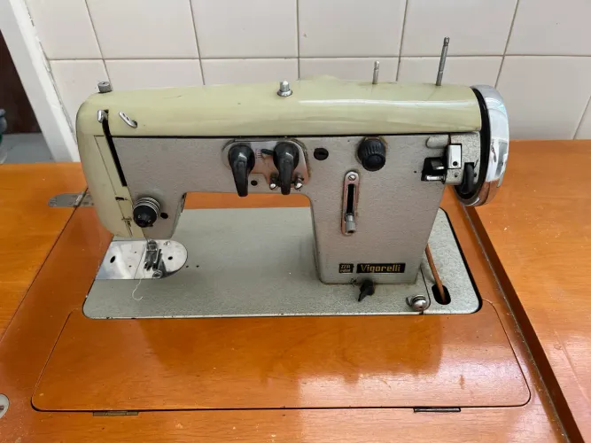 Máquina de Costura e Bordado Vigorelli