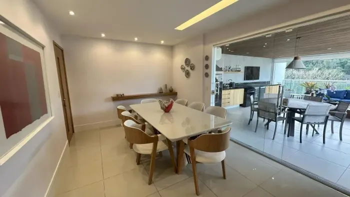 Cobertura Mobiliada à Venda em Camboinhas  264m² | Vista para a Mata e Lazer Completo