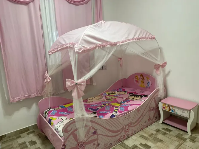 Cama de solteiro, cortina criado mudo