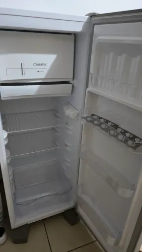 Geladeira seminova Esmaltec em ótimo estado