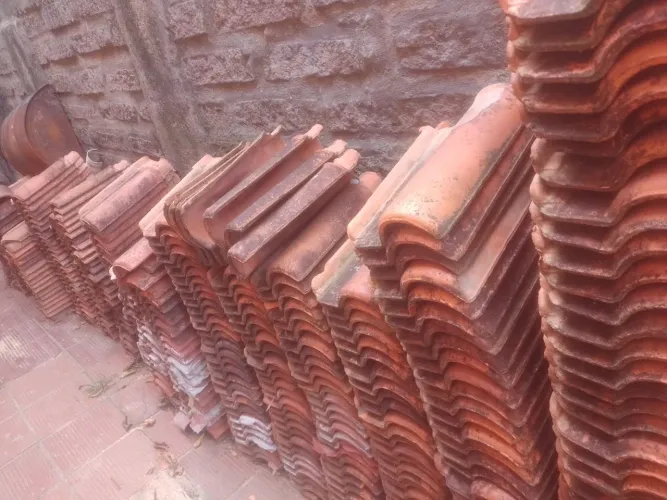 Telhas de cerâmica usadas milheiro
