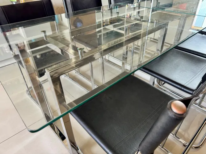 Oportunidade! Mesa de vidro com base em metal cromado e cadeiras em couro