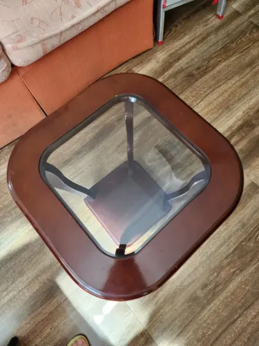 Mesa de centro em madeira com tampo de vidro