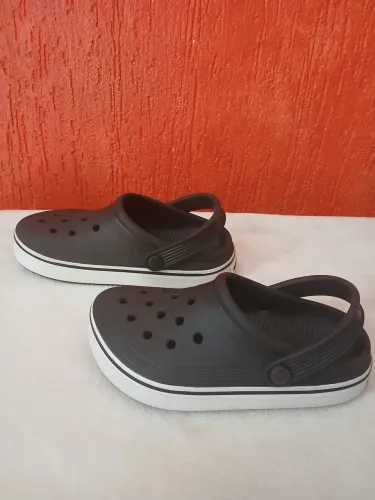 Sandália Crocs off court clog k Black tam 32 em ótimo estado de conservação 