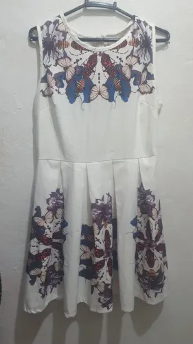 Vestido branco com estampa de borboletas
