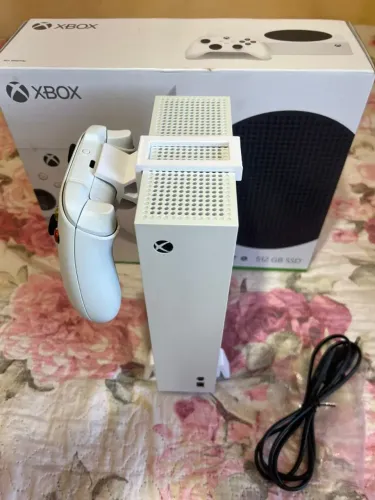Xbox Series S 512GB na caixa + Controle + Kit Carregador Duracell