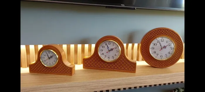 Relógio de madeira estilo chapéu de Napoleão