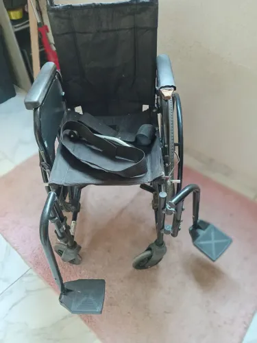 Cadeira de rodas com marcas de uso.( dobravel e solta as rodas)