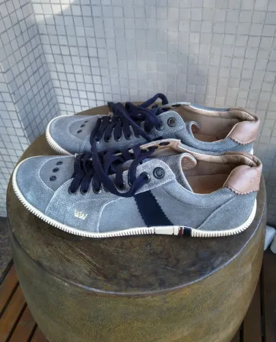 Tênis Osklen, original, em couro, cinza tam.40, quase sem uso, perfeito.