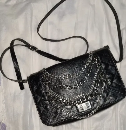 Bolsa preta com corrente Espaço Fashion