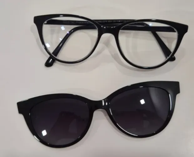 Lindo óculos original Chilli Beans com clip on solar, pouco usado!