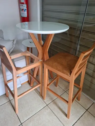Mesa bistro com 2 banquetas em madeira maciça