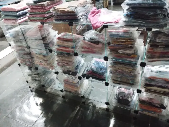 Vendo Gôndola de vidro temperado para loja com 24 quadrados R$ 749,00