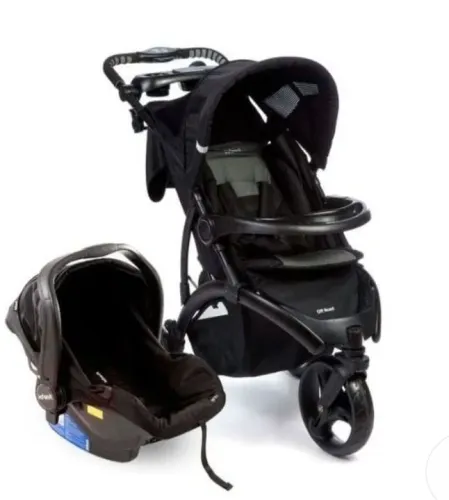 Carrinho de bebê com bebe conforto cor preta