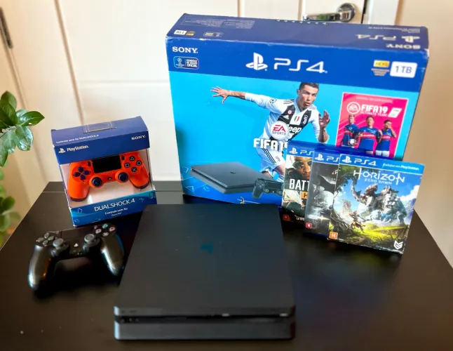 PlayStation 4 Slim 1TB - Impecável, na caixa!