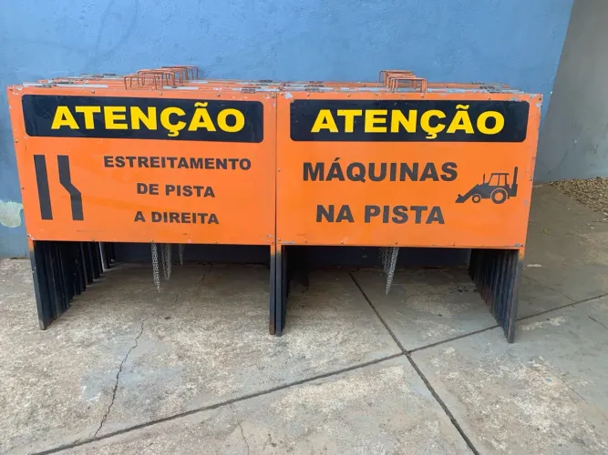 Kit placas de sinalização tipo cavalete - 1,00x1,00m