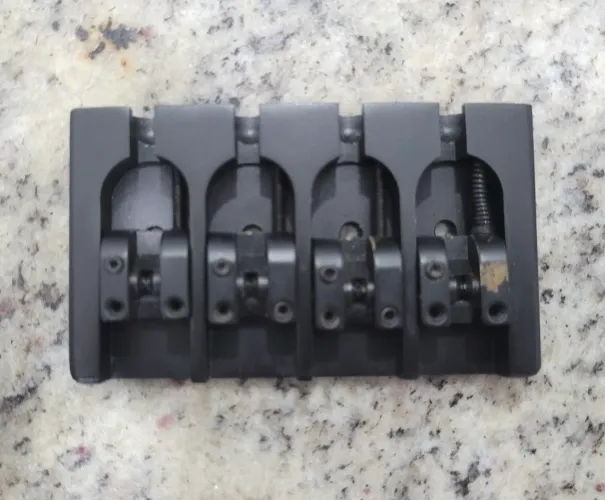 Ponte Hipshot Style A 4 Cordas Bronze Maciço Preta